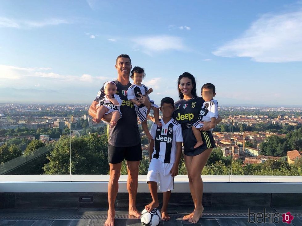 Cristiano Ronaldo y Georgina Rodríguez felices con sus hijos en su vida en Italia