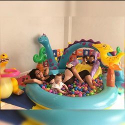 Georgina Rodríguez jugando en una piscina de bolas con los pequeños Mateo, Eva y Alana Martina