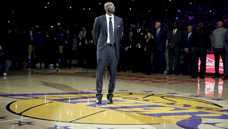 Kobe Bryant en la ceremonia de retirada de sus números 2017