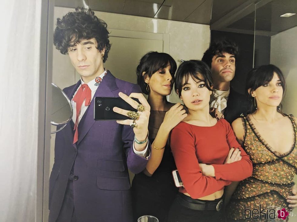 Javier Calvo, Belén Cuesta, Anna Castillo, Javier Ambrossi y Macarena García en el backstage de los Goya de 2018