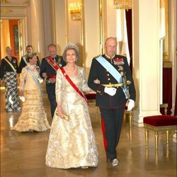 La Reina Sofía junto al Rey Harald de Noruega en una cena de gala