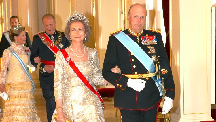 La Reina Sofía junto al Rey Harald de Noruega en una cena de gala