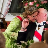 Harald de Noruega besa a su esposa durante la fiesta de su 80 cumpleaños