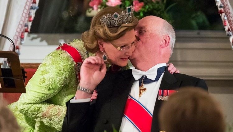 Harald de Noruega besa a su esposa durante la fiesta de su 80 cumpleaños