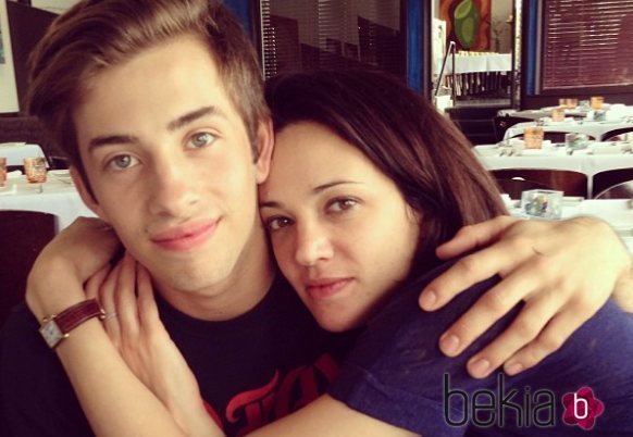 Asia Argento y Jimmy Bennett posan juntos durante un reencuentro en 2013