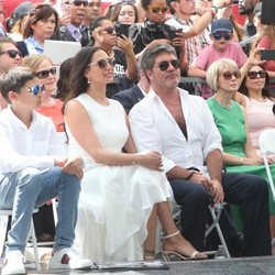 Simon Cowell espera acompañado de su familia a recibir su estrella en el Paseo de la Fama de Hollywood