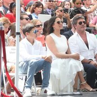 Simon Cowell espera acompañado de su familia a recibir su estrella en el Paseo de la Fama de Hollywood