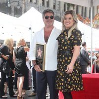 Kelly Clarkson acompaña a Simon Cowell en la entrega de su estrella en la Paseo de la Fama de Hollywood