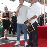 Louis Tomlinson acompaña a Simon Cowell en la entrega de su estrella en la Paseo de la Fama de Hollywood