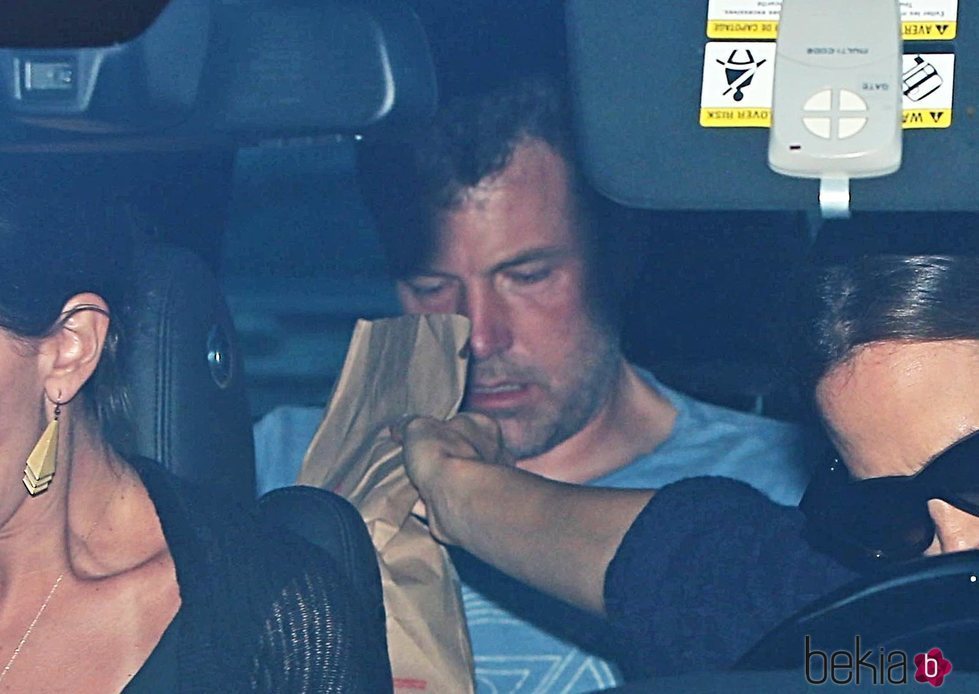 Ben Affleck de camino a ingresar a un centro de rehabilitación