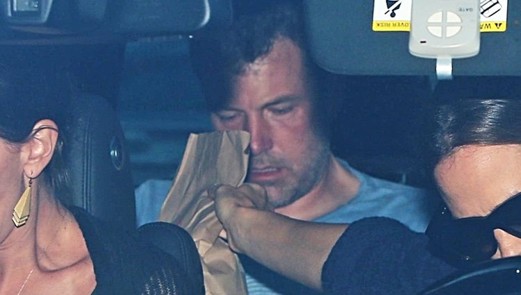 Ben Affleck de camino a ingresar a un centro de rehabilitación