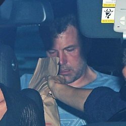 Ben Affleck de camino a ingresar a un centro de rehabilitación