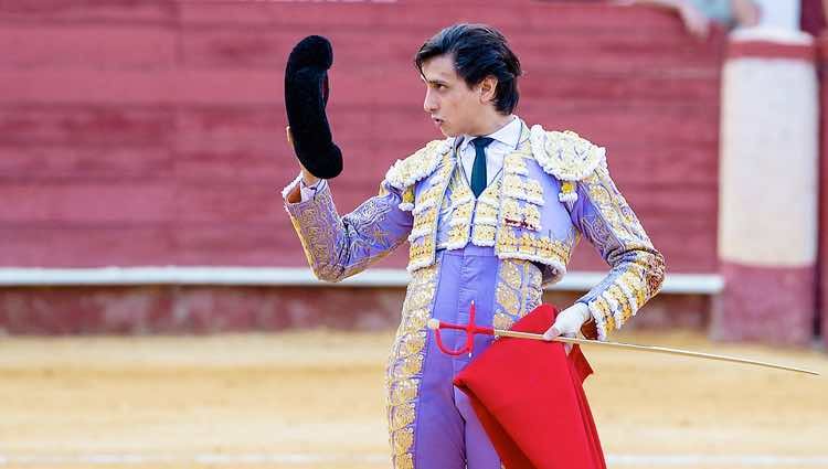 Roca Rey brindando uno de sus toros en la Feria de Almería 2018