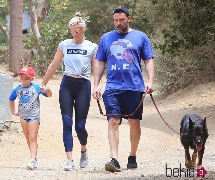 Ben Affleck junto a Lindsay Shookus y su hija paseando a un perro