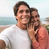 María Pombo y Pablo Castellano anunciando su boda