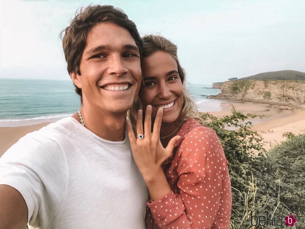 María Pombo y Pablo Castellano anunciando su boda