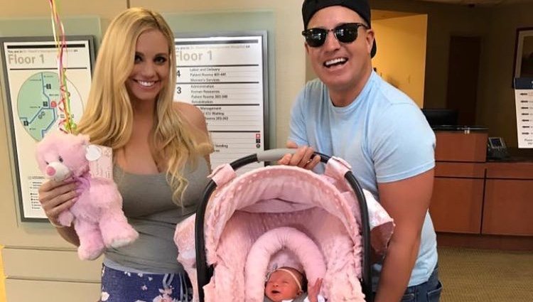 Lane Garrison y su prometida muestran a su hija 2018