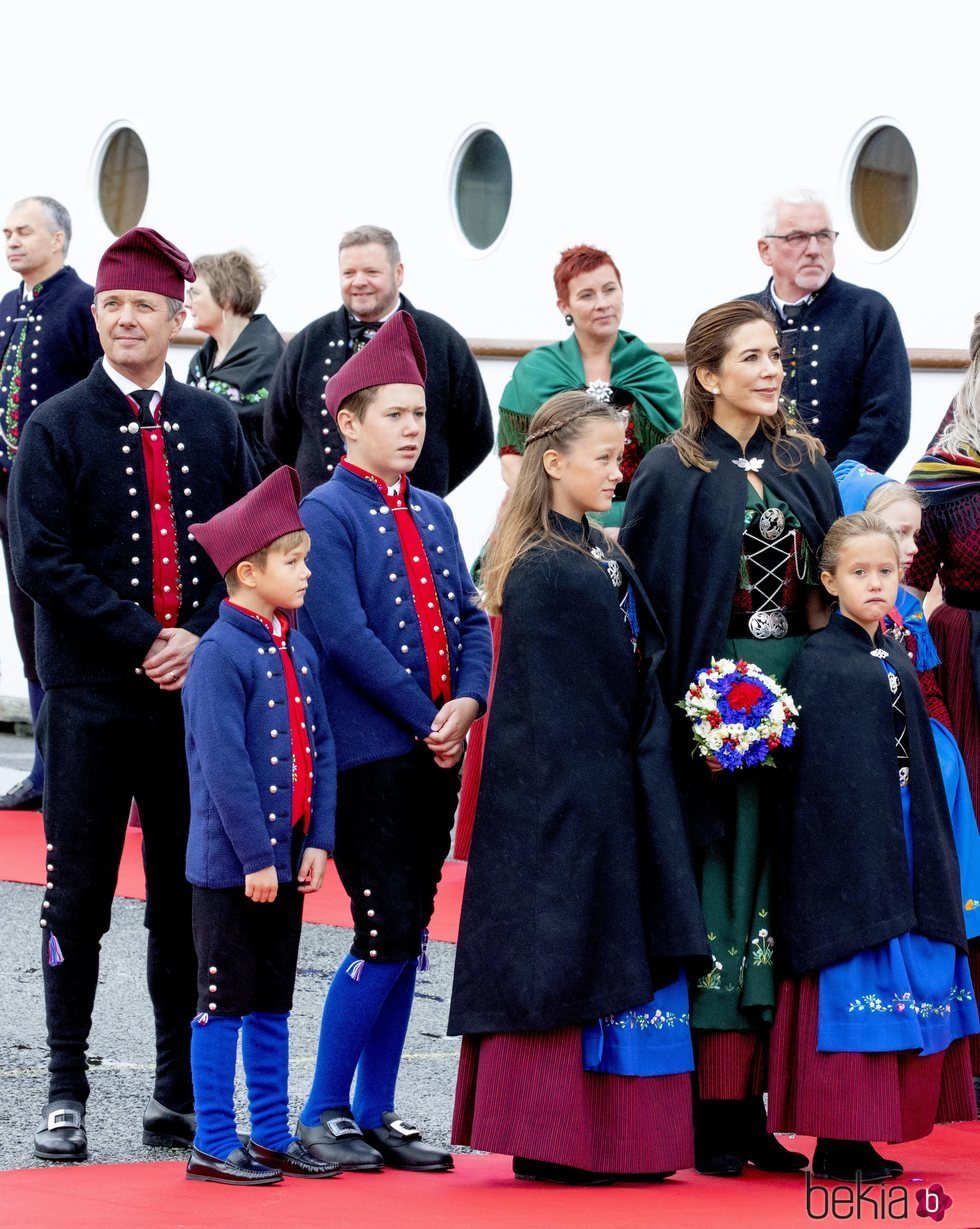 La Familia Real danesa en una visita en las Islas Faroe con trajes tradicionales