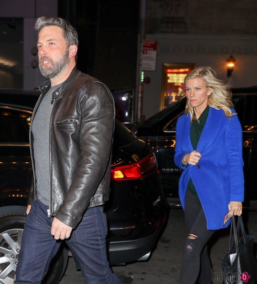 Ben Affleck y Lindsay Shookus paseando por Nueva York