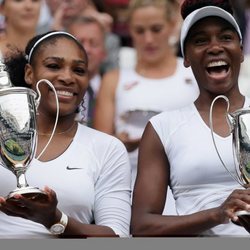 Serena y Venus Williams tras ganar en dobles Wimbledon 2016