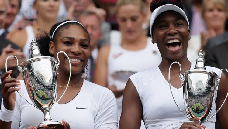 Serena y Venus Williams tras ganar en dobles Wimbledon 2016