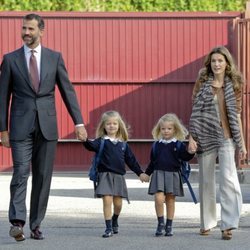 Los Reyes Felipe y Letizia junto a la Princesa de Asturias y la Infanta Sofía en el primer día del curso 2011