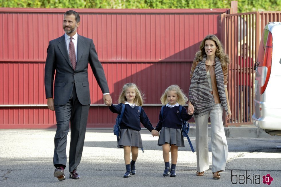 Los Reyes Felipe y Letizia junto a la Princesa de Asturias y la Infanta Sofía en el primer día del curso 2011