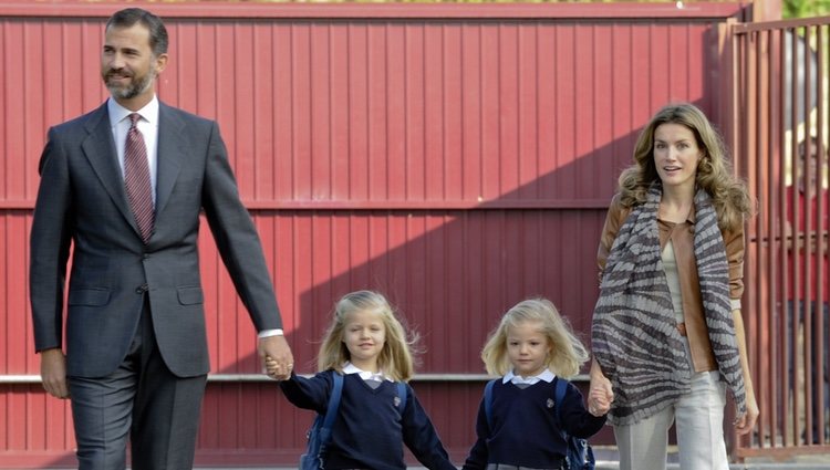 Los Reyes Felipe y Letizia junto a la Princesa de Asturias y la Infanta Sofía en el primer día del curso 2011