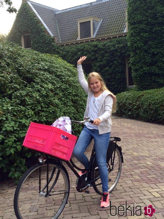 La Princesa Amalia de Holanda en su primer día de colegio en la Escuela de Sorghvliet