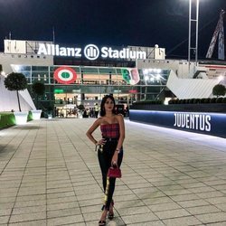 Georgina Rodríguez posando delante del Allianz Stadium de la Juventus