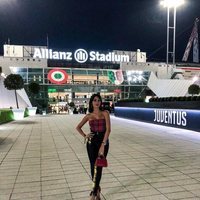 Georgina Rodríguez posando delante del Allianz Stadium de la Juventus