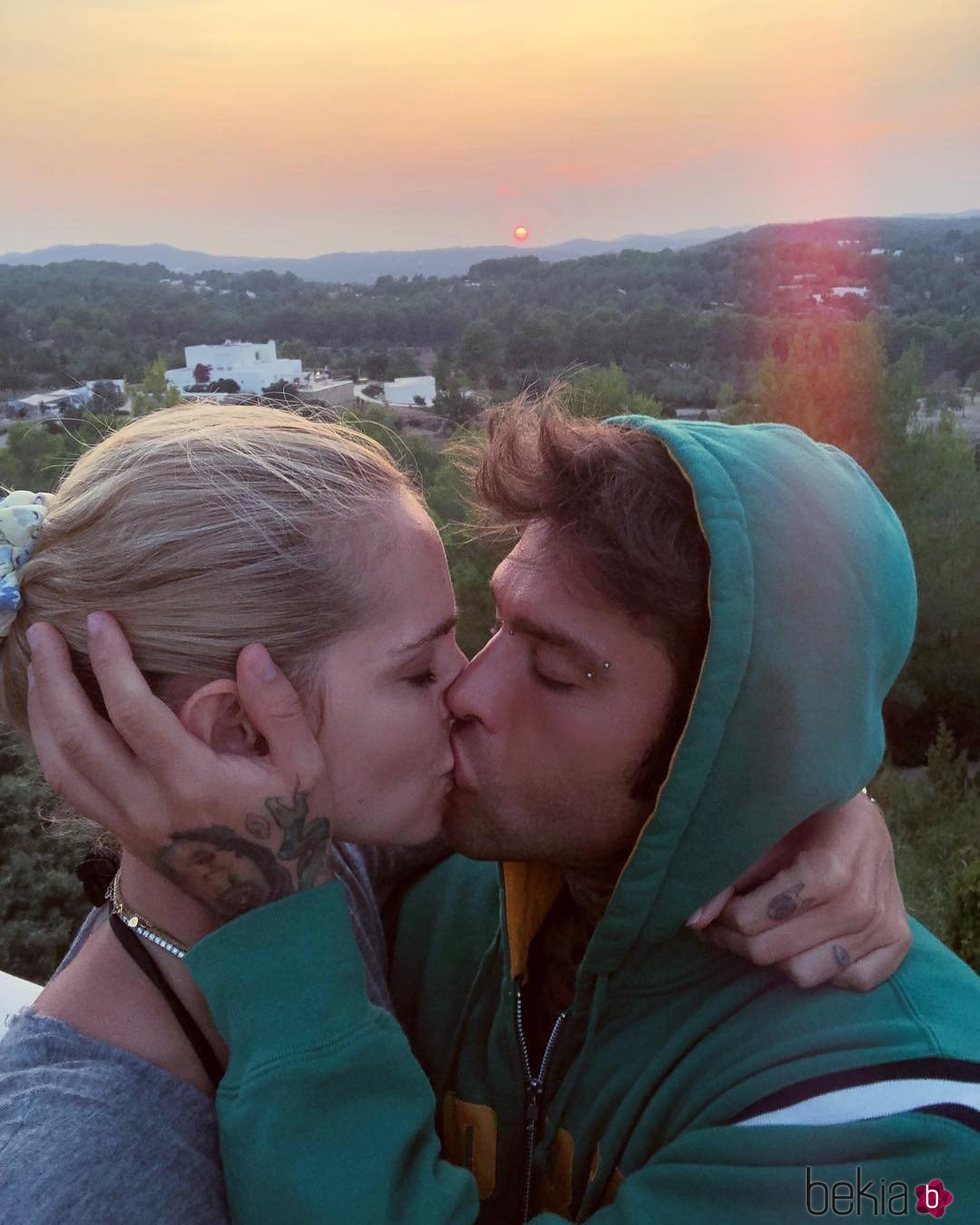 Chiara Ferragni y Fedez dándose un romántico beso en su viaje a Ibiza