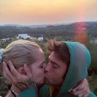 Chiara Ferragni y Fedez dándose un romántico beso en su viaje a Ibiza