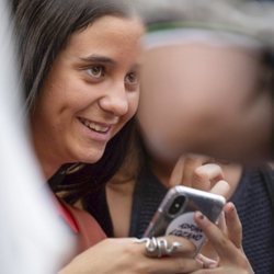 Victoria Federica de Marichalar con su móvil en una corrida de toros en Almería