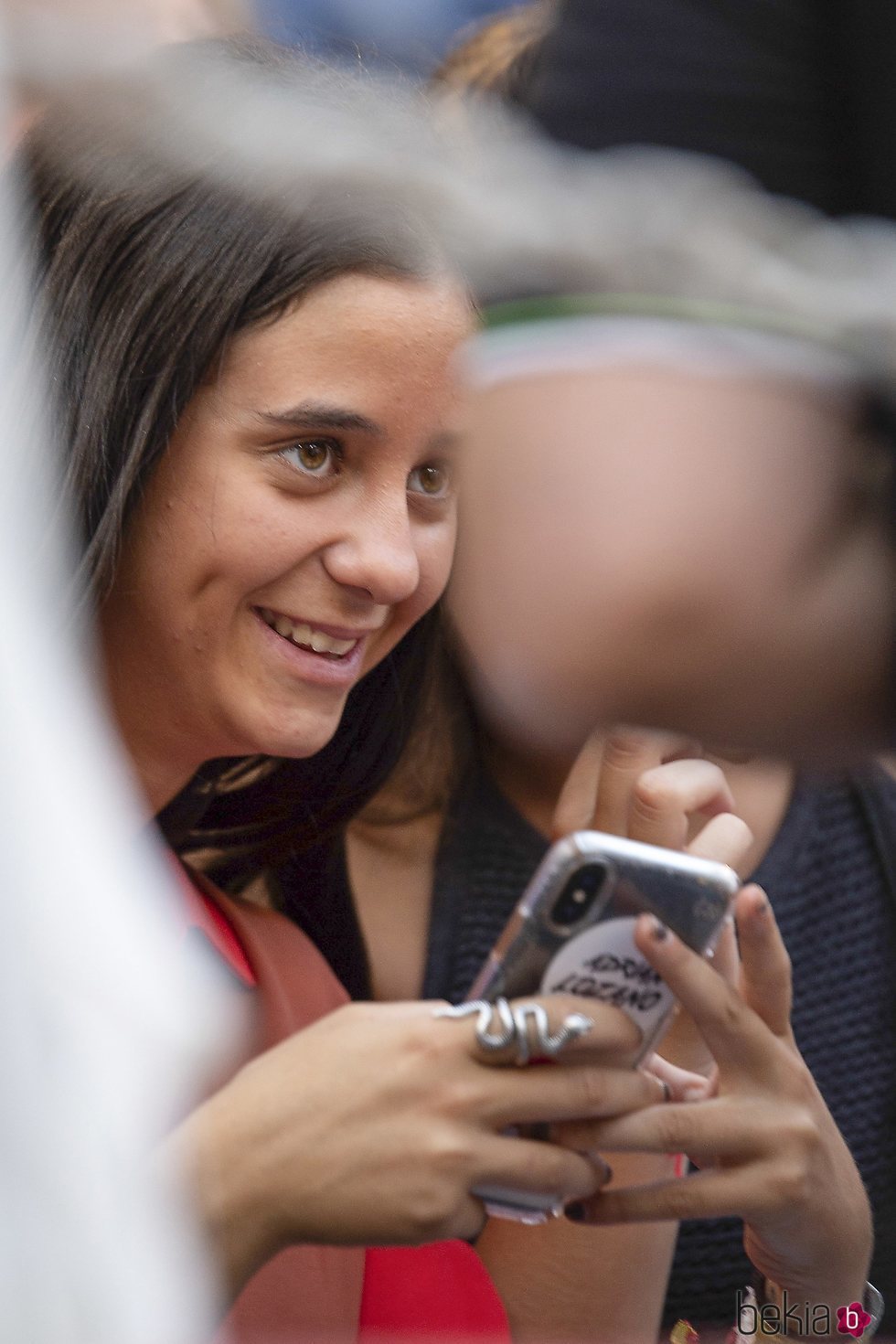 Victoria Federica de Marichalar con su móvil en una corrida de toros en Almería