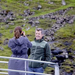 Mary de Dinamarca fotografía a Federico de Dinamarca en Islas Feroe