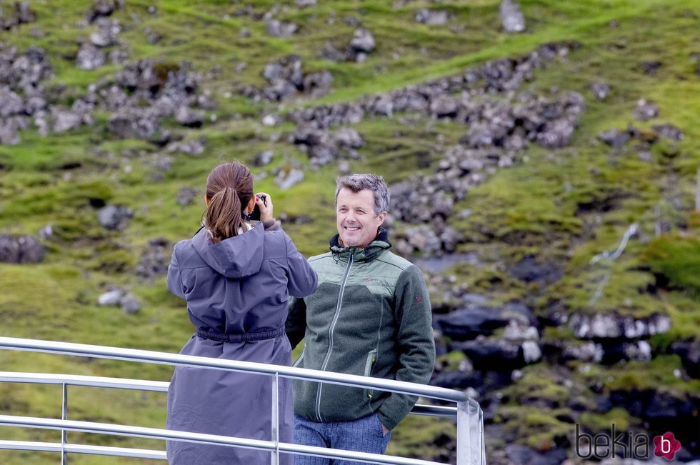 Mary de Dinamarca fotografía a Federico de Dinamarca en Islas Feroe