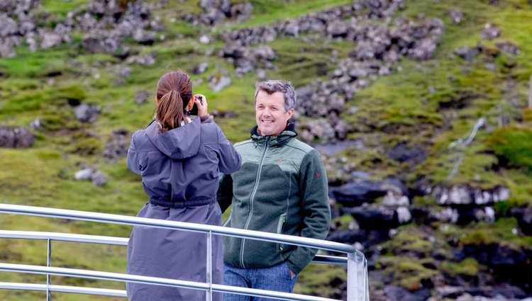 Mary de Dinamarca fotografía a Federico de Dinamarca en Islas Feroe