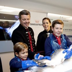 Christian y Vicente de Dinamarca con un salmón junto a Federico, Mary e Isabel de Dinamarca