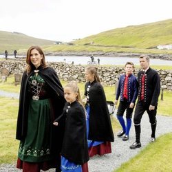 Federico y Mary de Dinamarca con sus hijos Christian, Isabel y Josefina yendo a misa en Islas Feroe