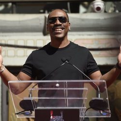 Eddie Murphy dando un discurso en una ceremonia en el Teatro Chino de Los Angeles