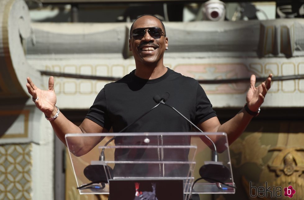 Eddie Murphy dando un discurso en una ceremonia en el Teatro Chino de Los Angeles