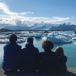 Paco León con toda su familia de vacaicones en Islandia