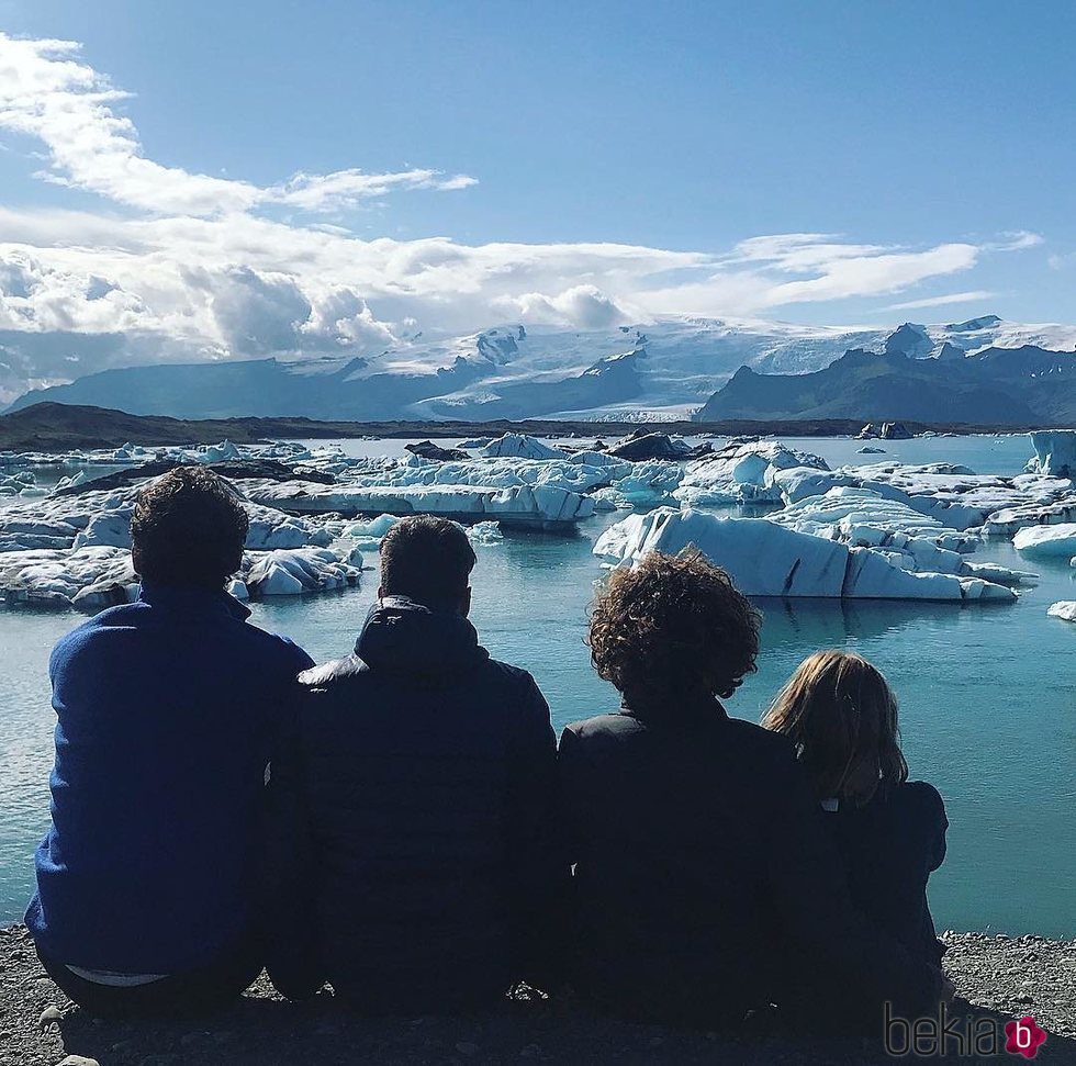 Paco León con toda su familia de vacaicones en Islandia