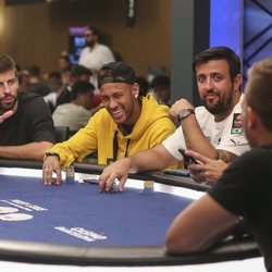 Gerard Piqué y Neymar jugando un torneo de póker benéfico en Barcelona