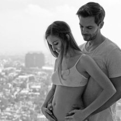 Natalia Sánchez y Marc Clotet anunciando que serán padres