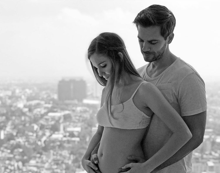 Natalia Sánchez y Marc Clotet anunciando que serán padres