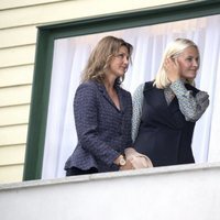 Marta Luisa de Noruega y Mette-Marit de Noruega en la inauguración de la casa-museo en la que vivió Sonia de Noruega antes de casarse