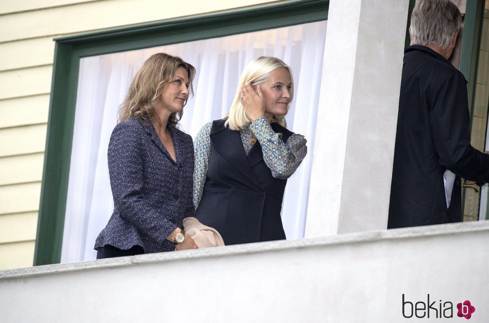 Marta Luisa de Noruega y Mette-Marit de Noruega en la inauguración de la casa-museo en la que vivió Sonia de Noruega antes de casarse