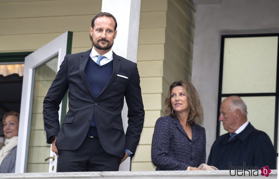 Haakon, Marta Luisa y Harald de Noruega en la inauguración de la casa-museo en la que vivió Sonia de Noruega antes de casarse